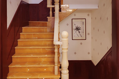 宜昌中式别墅室内汉白玉石楼梯的定制安装装饰效果