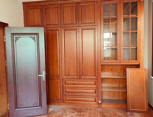宜昌中式家庭装修里定制的实木衣柜效果图